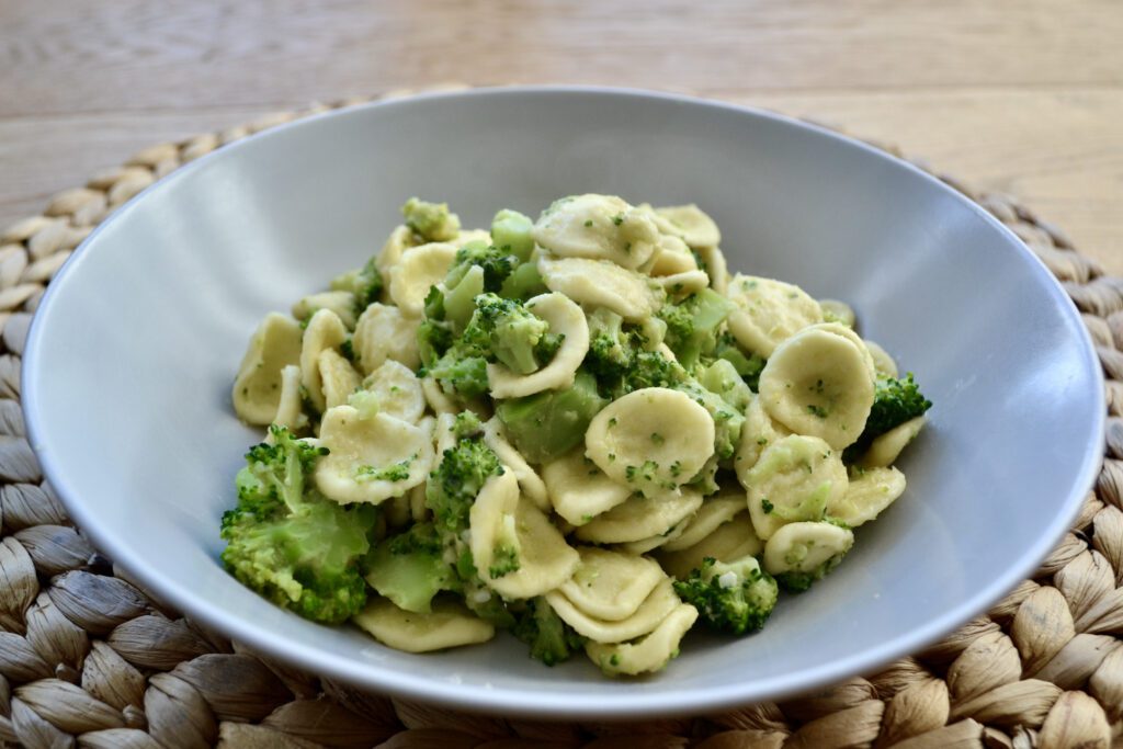 Orecchiette mit Brokkoli und Sardellen: Nudeln aus Apulien mit Brokkoli ...